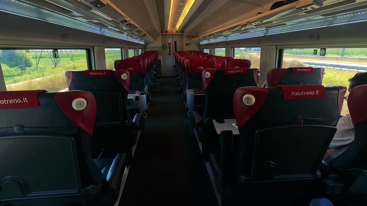 이탈리아 에서 움직이는 열차 의 내부 모습