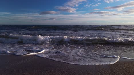 Ruhige-Meereswellen-Am-Strand