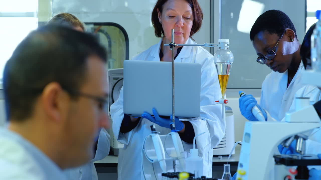 실험실에서 실험하는 과학자 4k