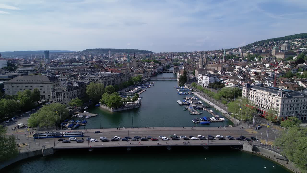 clip de drone estático 4k del concurrido puente quai que cruza el río limmat en zurich, suiza