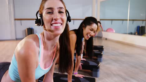 grupo de mujeres haciendo ejercicio en el estudio de fitness
