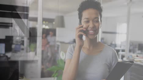 animação de empresária biracial no escritório sobre pessoas andando e paisagem urbana