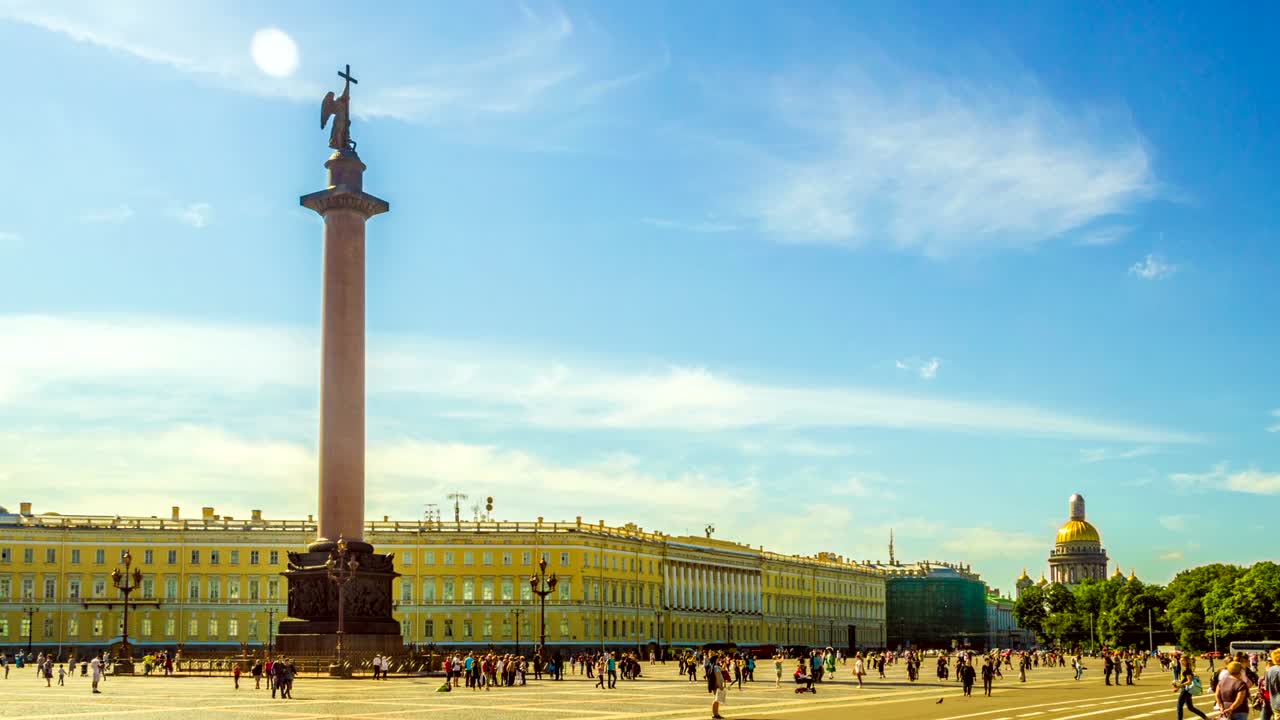 san petersburgo, la plaza del palacio, la columna de alejandro, el día soleado de verano, el lapso de tiempo