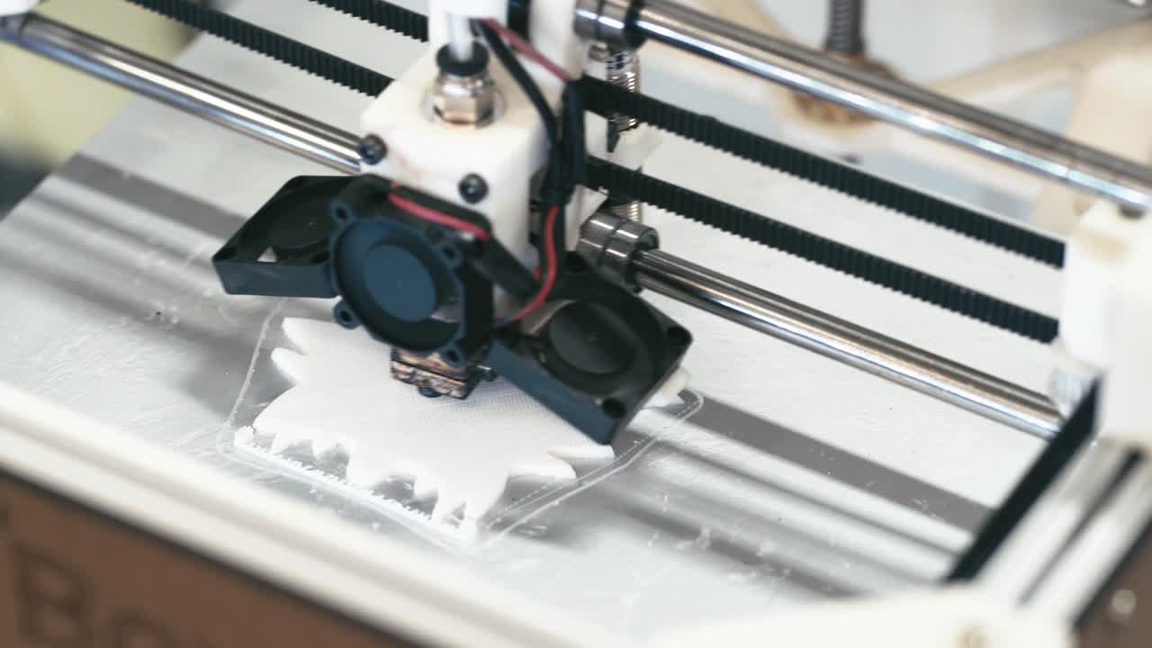 cámara bajando en primer plano de la impresora 3d