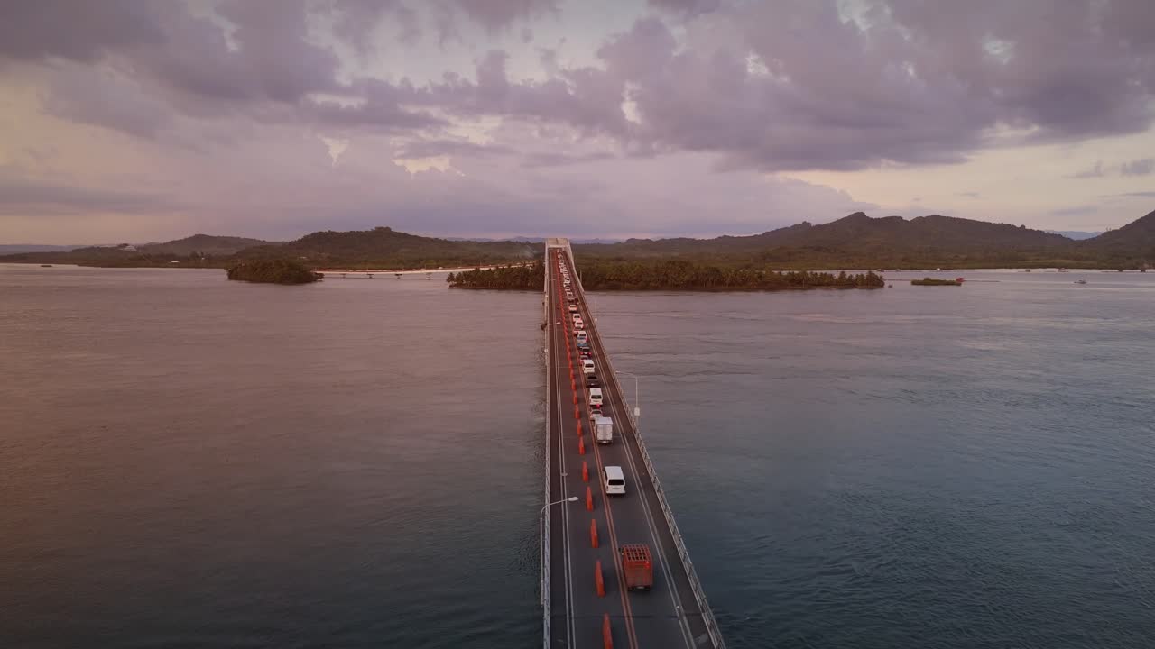Gridlocked traffic on the San Juanico Bridge in Tacloban as it undergoes repairs.