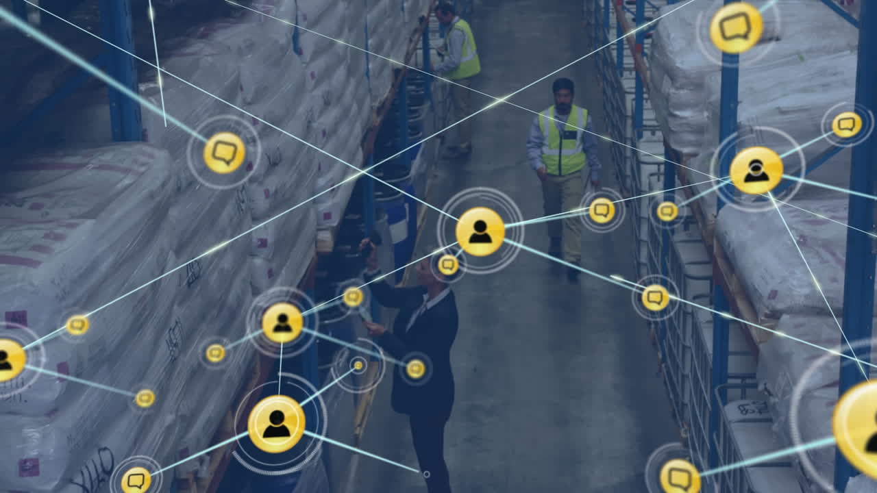 창고에서 고 있는 아시아 남성 노동자의 상공에서 디지털 아이콘 네트워크의 애니메이션
