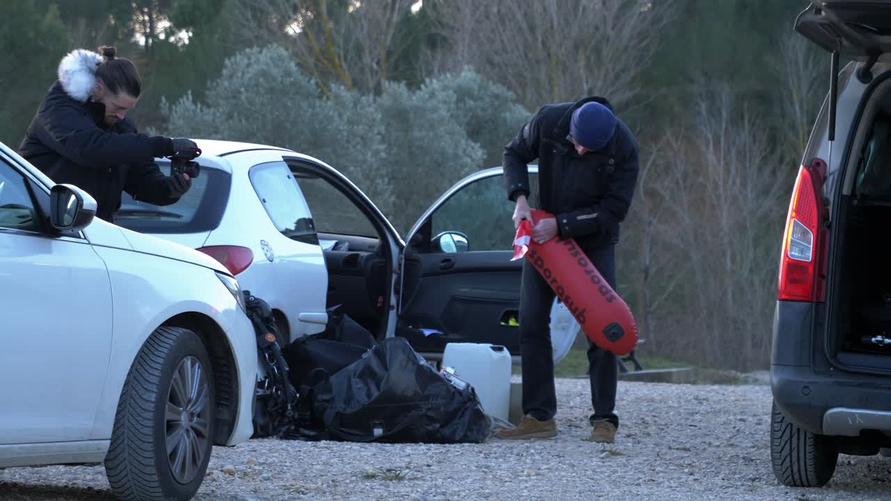 사진작가가 겨울 아침에 다이버의 사진을 찍습니다.