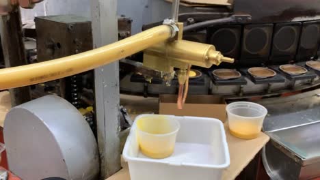 una máquina que hace galletas de la fortuna en el barrio chino de san francisco.