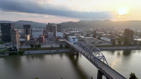 Sonnenaufgangsantenne-Ausziehbar-Hoch-über-Charleston,-West-Virginia