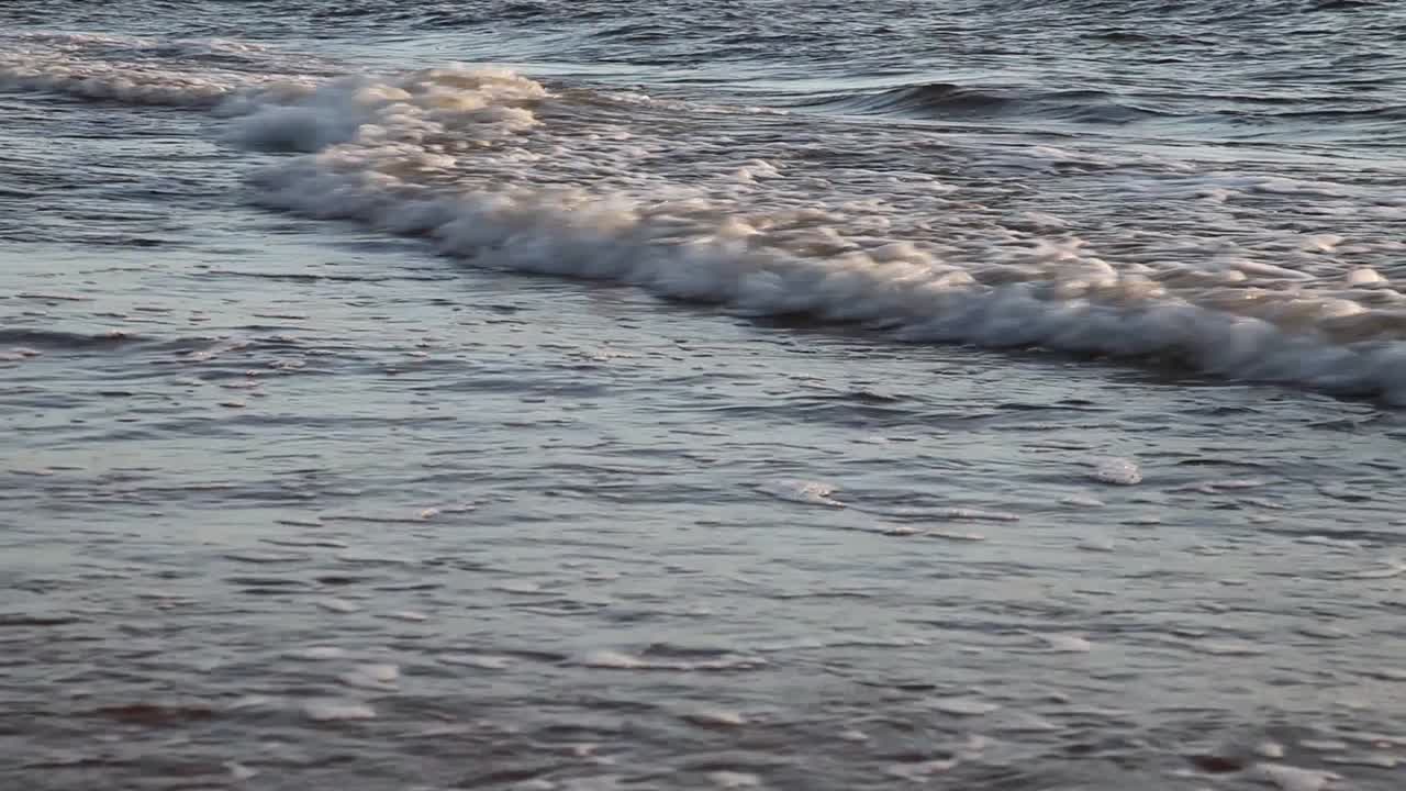 모든 소리가 나는 발트해 연안의 파도