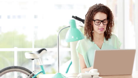 Mujer-De-Negocios-Casual-Trabajando-Con-Su-Computadora-Portátil