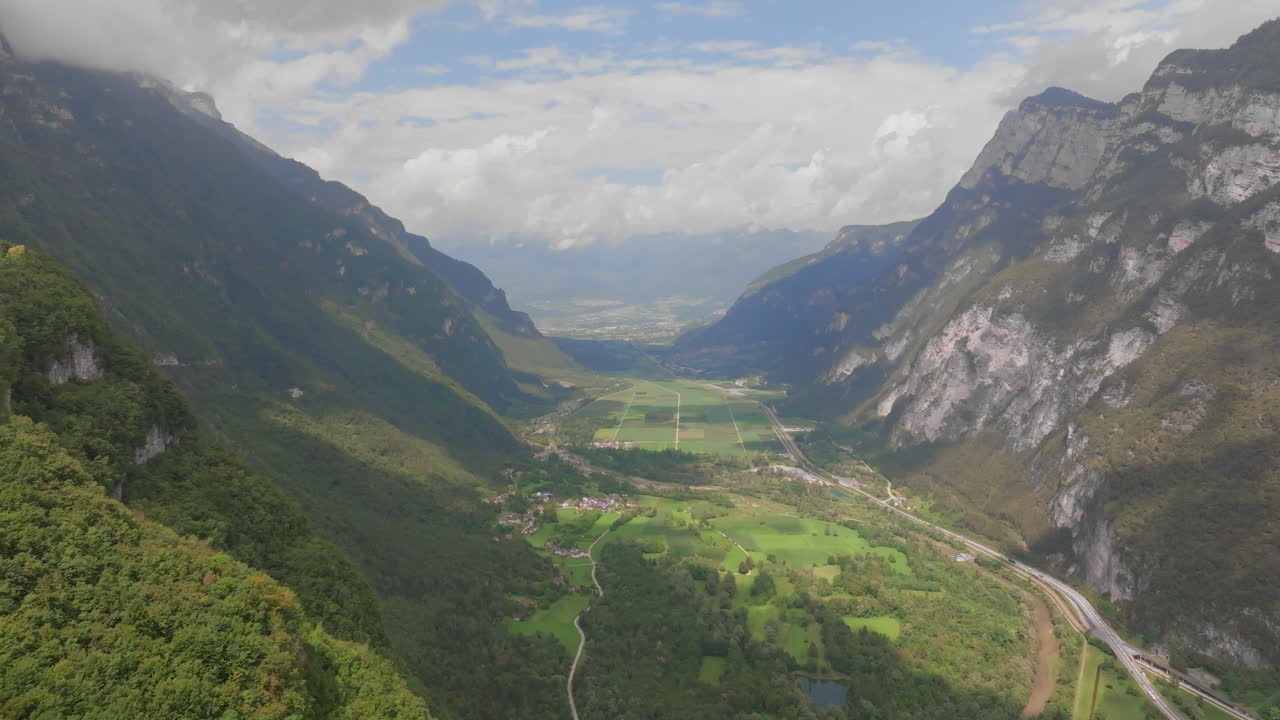 vista aérea de un valle verde y exuberante rodeado de montañas
