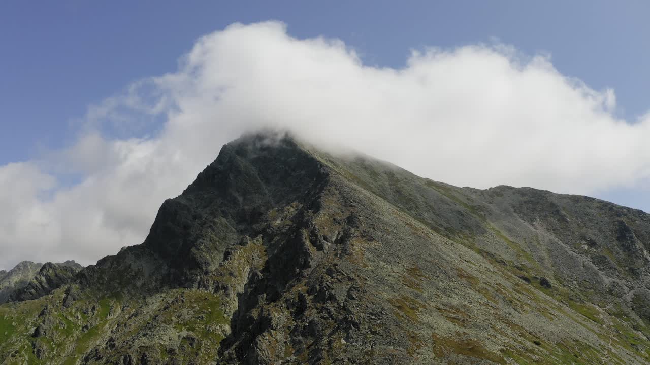 la hermosa vista de la cumbre de la montaña krivan con nubes en eslovaquia - toma aérea