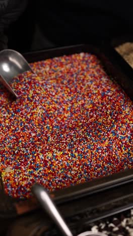 las salpicaduras de colores son recogidas