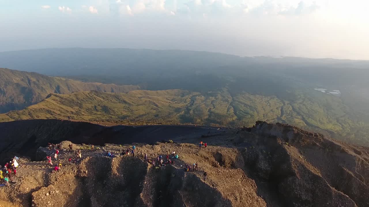 Volando sopra persone sulla cima del monte Rinjani in Indonesia
