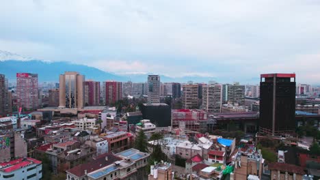 Vista-Aérea-De-Pequeños-Edificios-Residenciales-Antiguos-Y-Contemporáneos-Más-Altos,-Barrio-Lastarria,-Contraste-Arquitectónico-Santiago-Chile