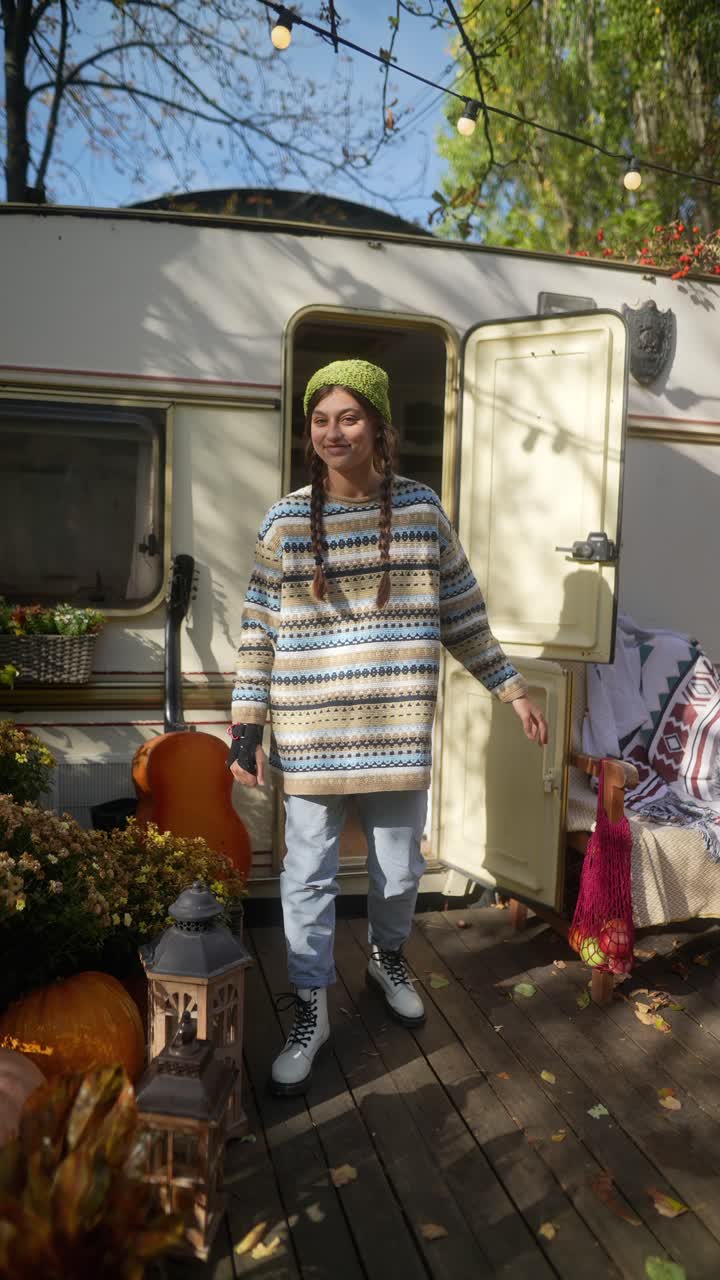 Donna che si gode l'autunno in un camper