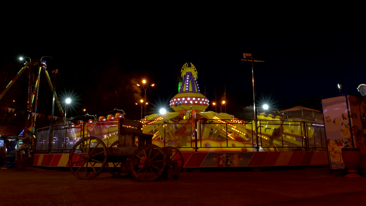carrusel en un parque de atracciones por la noche