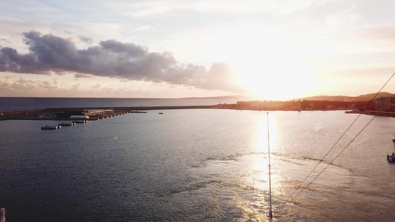 지중해 항구 위 의 해 가 지는 것