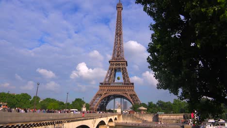 inclinar hacia arriba desde el río sena hasta la torre eiffel parís