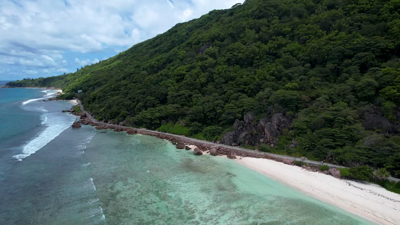 vista aérea de la costa de la isla de la digue con rocas de olas y camino pavimentado a lo largo de la costa