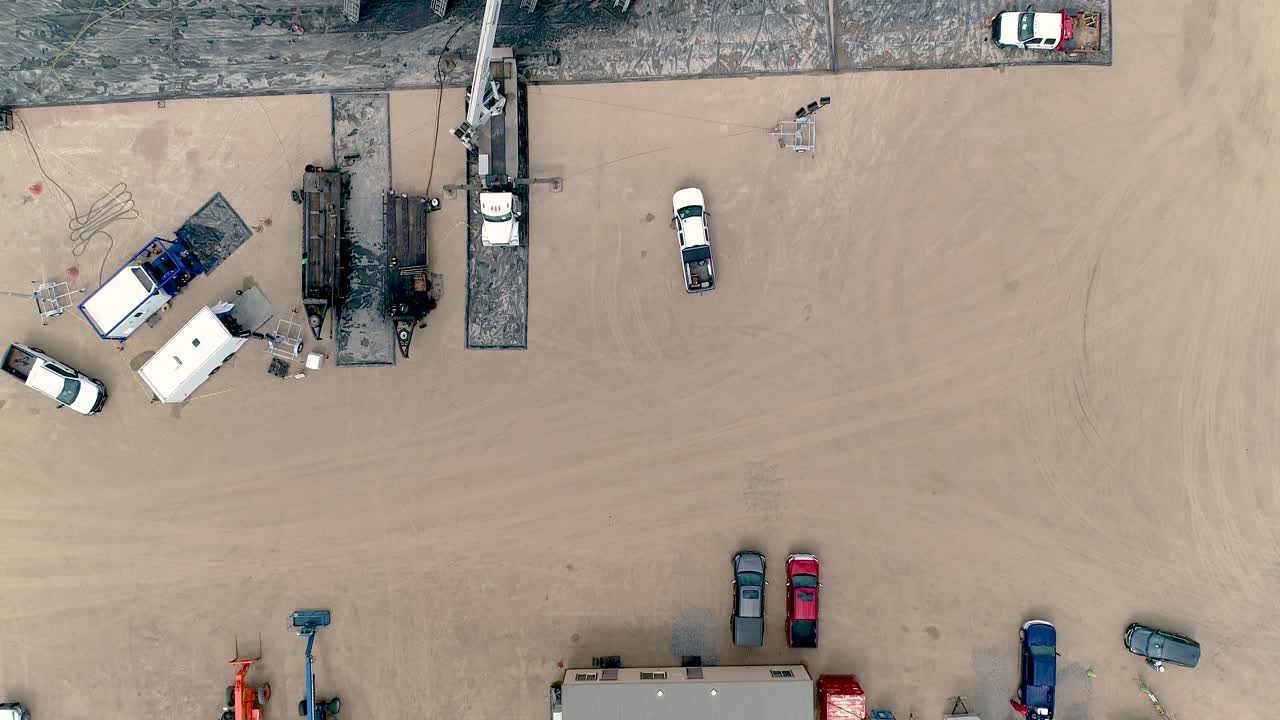 un sobrevuelo con drones de la operación de fracking utilizando perforación direccional y otras tecnologías avanzadas