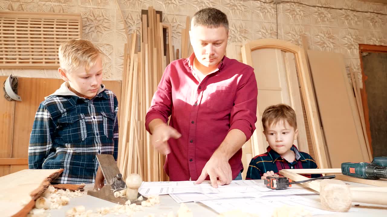 familia, carpintería, madera y concepto de la gente. el padre enseña a su hijo carpentería.