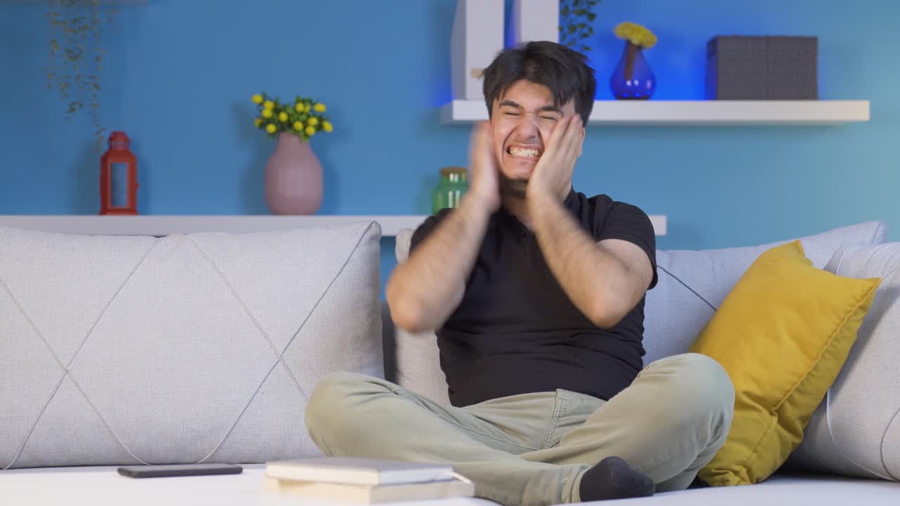 신경 ⁇ 약으로 스스로를 때리는 사람.