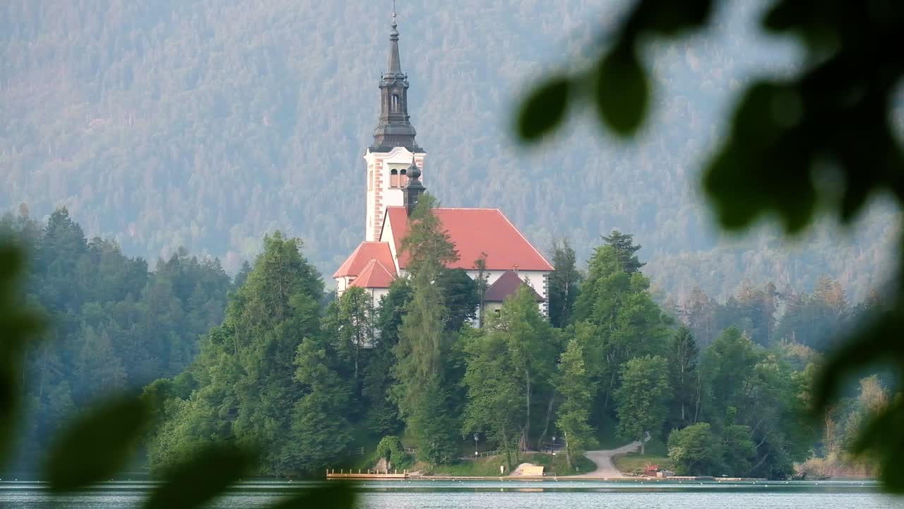 Bellissimo lago di Bled all'alba in Slovenia