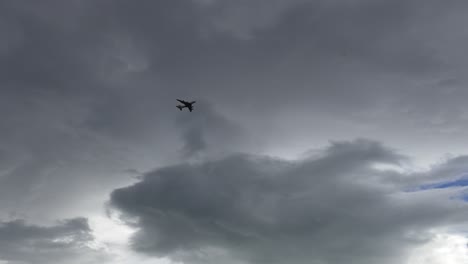 girando lentamente para seguir a la aeronave mientras pasa por debajo de las nubes grises de cúmulo - canterbury, nueva zelanda
