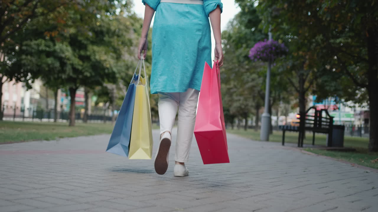 mujer lleva bolsas de compras