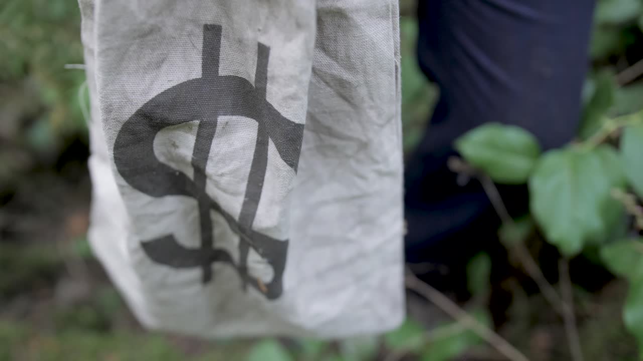 빈 금화 자루를 들고 있는 사람