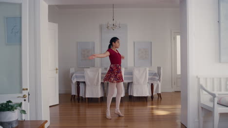 Fröhliches-Ballerina-Mädchen-Im-Teenageralter,-Das-Zu-Hause-4k-Tanzt-Und-Balletttanzbewegungen-übt