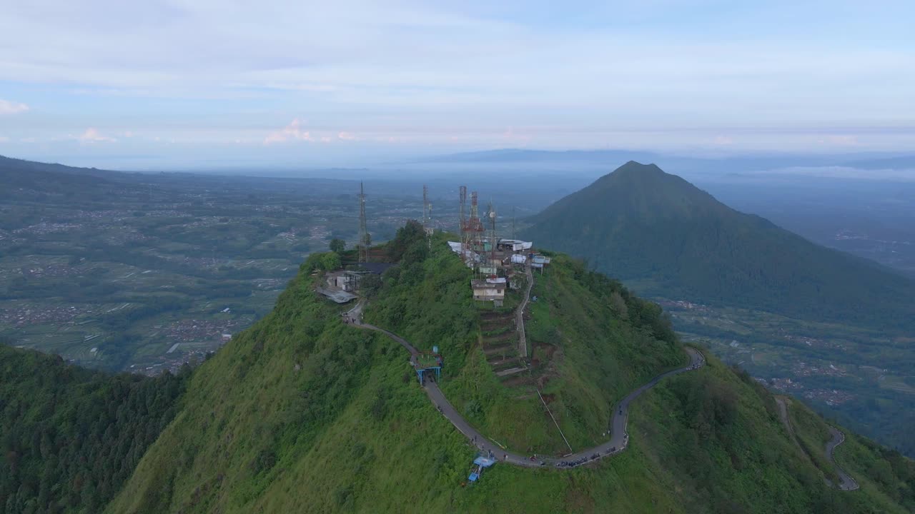 fotografía aérea de la cumbre del monte telomoyo en indonesia