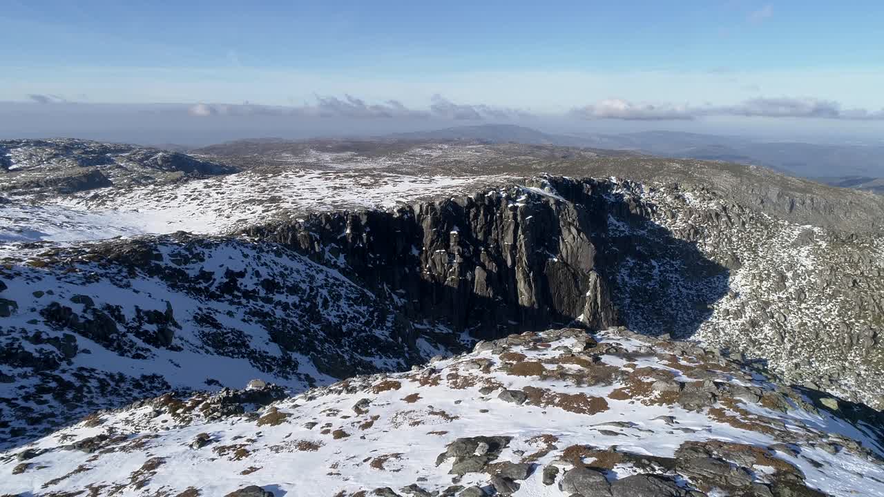 겨울에 산 위로 날아가다