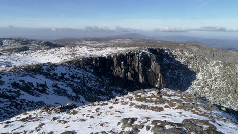 volando sobre las montañas en invierno