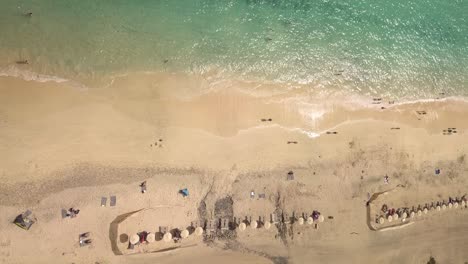 스페인 카나리아 섬 fuerteventura 공중 하향식 전망 대서양에서 우산과 관광객 일광욕