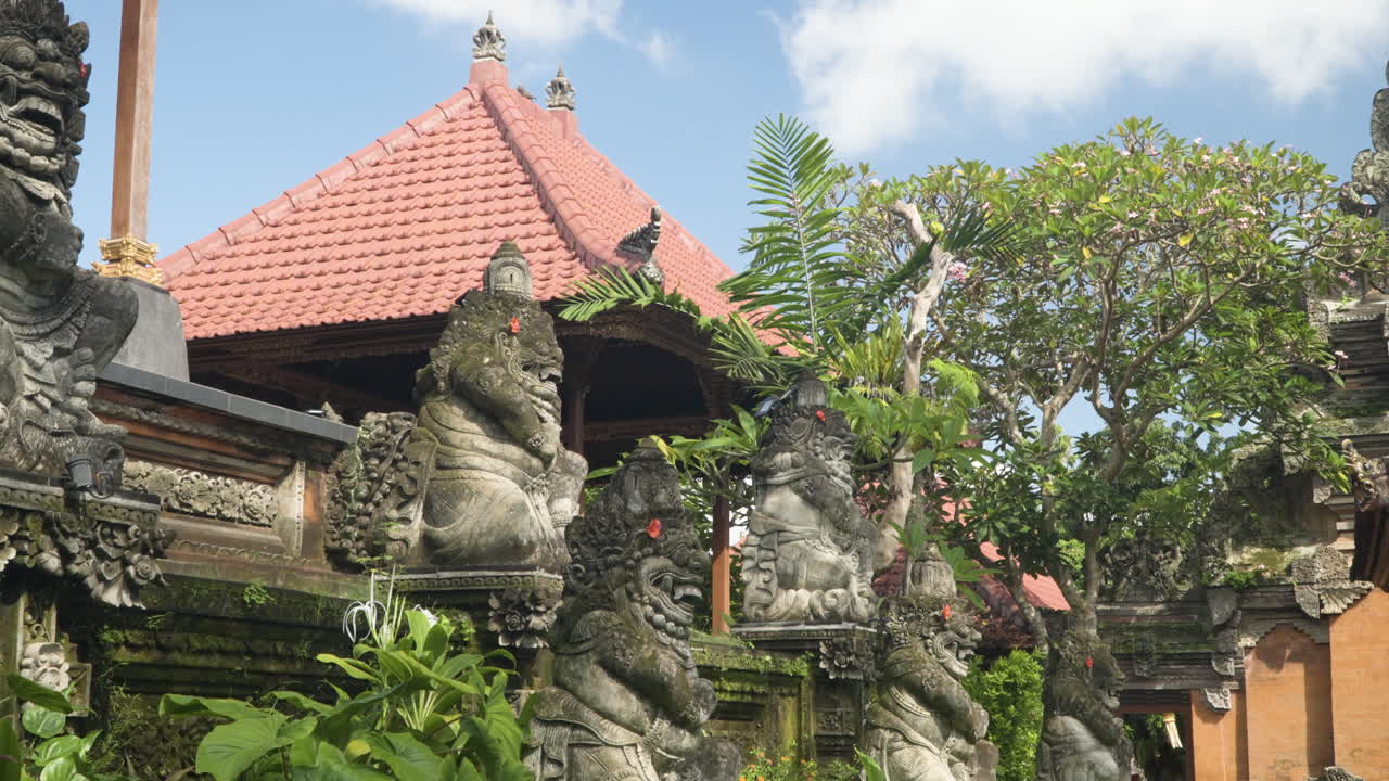 Statue di pietra in primo piano nel Palazzo di Ubud, ufficialmente Puri Saren Agung a Bali, Indonesia.