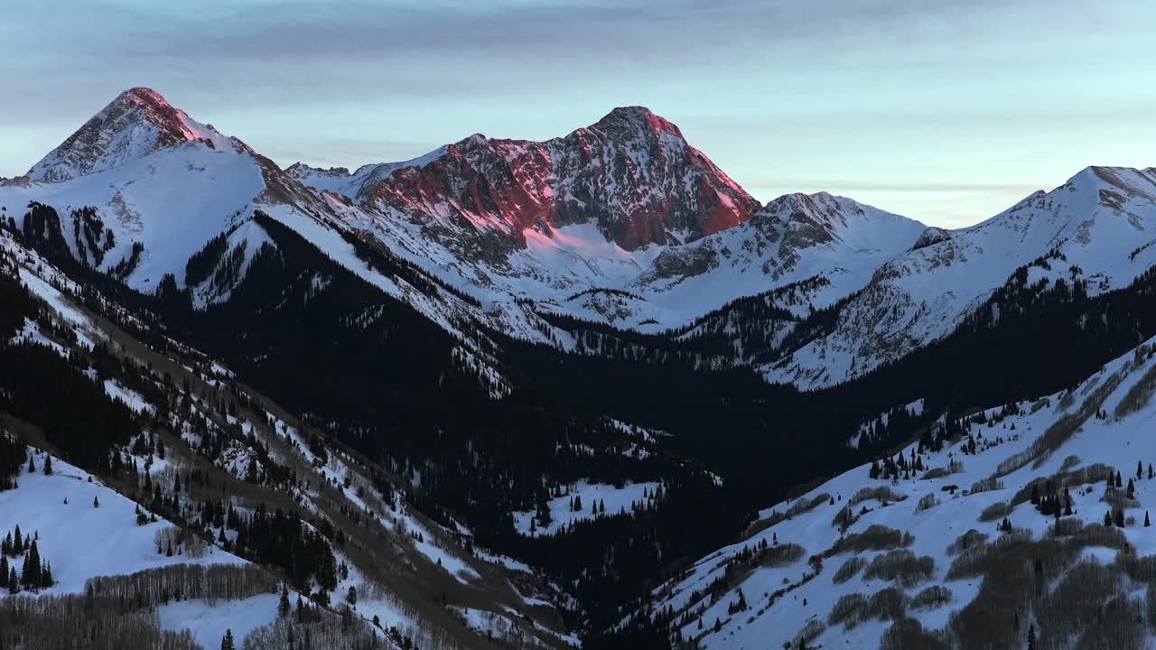 Capitol Peak inverno alpenglow tramonto paesaggio panoramico naturale drone aereo Colorado 14er valle di Aspen Snowmass Elk Range ultima luce Montagne Rocciose Longs Peak Maroon Bells Wilderness curva a sinistra