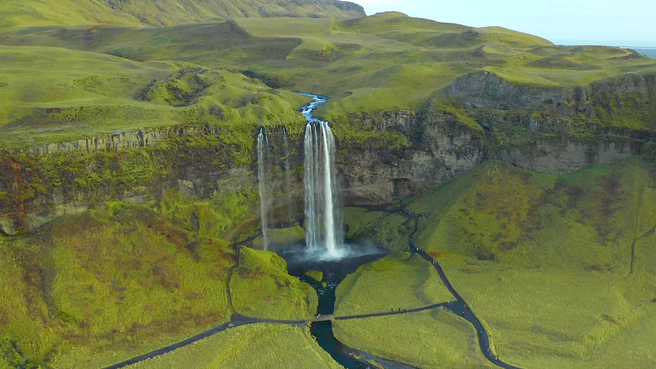 verde escénico paisaje de cascada seljalandsfoss increíble vista de hito natural, disparo estático de drones