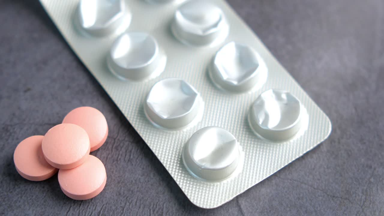 분홍색 약은 블리스터 패키지에 있습니다.