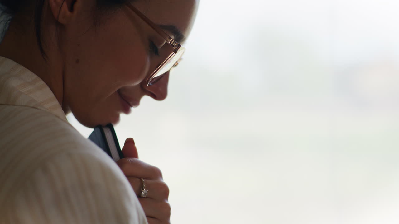 노트북을 들고 있는 사려 깊은 여성이 그 순간을 즐기고 있습니다.