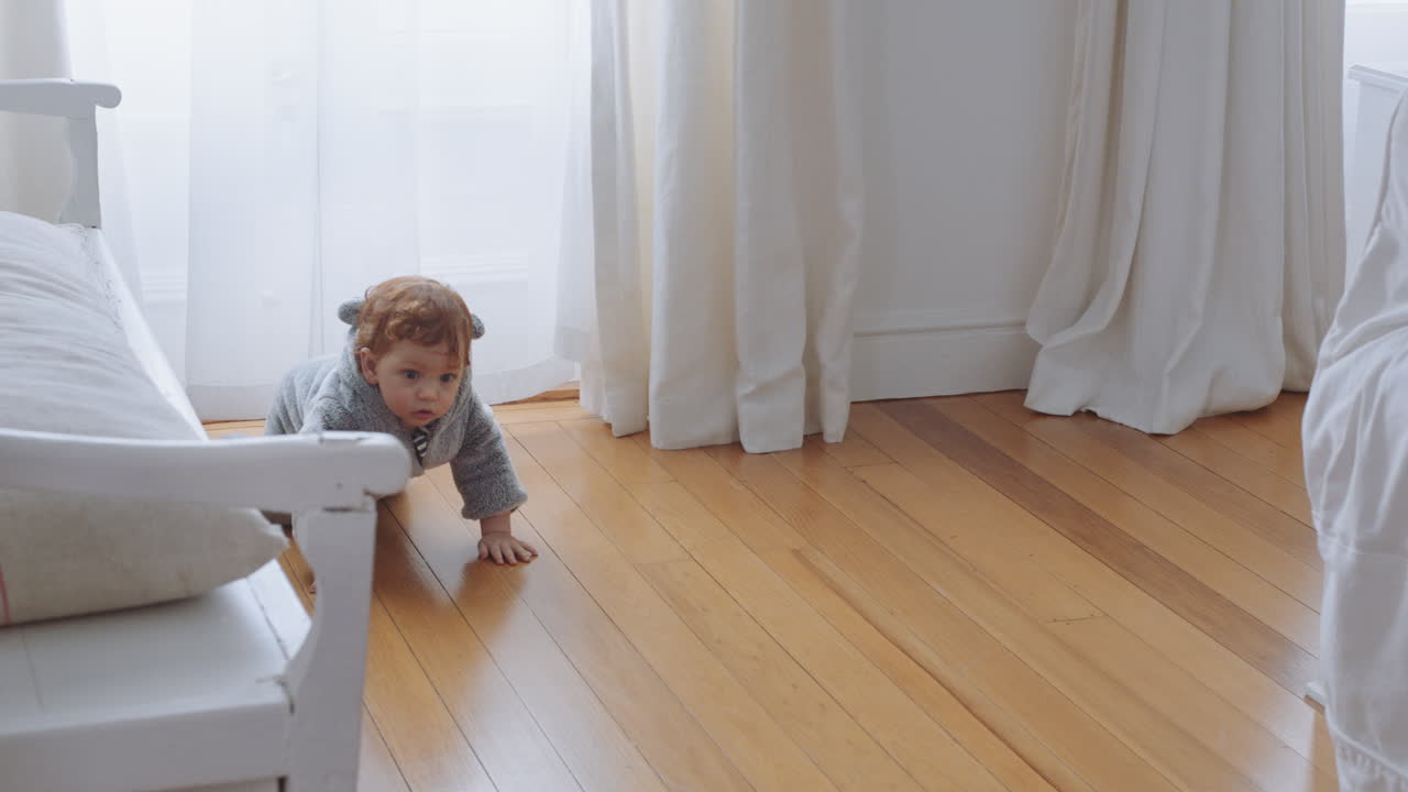 행복한 아기가 집에서 놀고, 재미있는 유아가 배우고, 호기심 많은 유아가 재미있는 파자마를 입고 어린 시절을 탐험합니다.