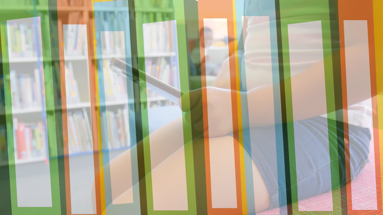 도서관에서 태블릿을 사용하는 아이가 책 위로 움직이는 애니메이션