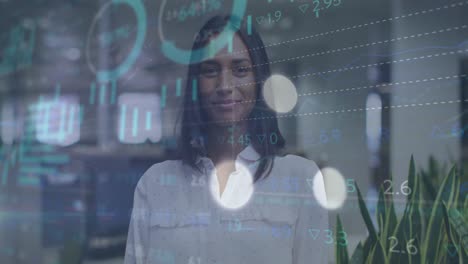 animación del procesamiento de datos financieros sobre una mujer de negocios biracial