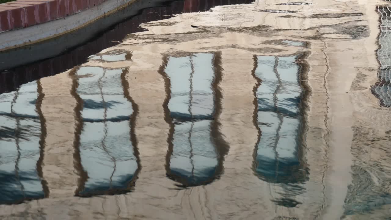 Riflesso di un edificio in uno specchio d'acqua