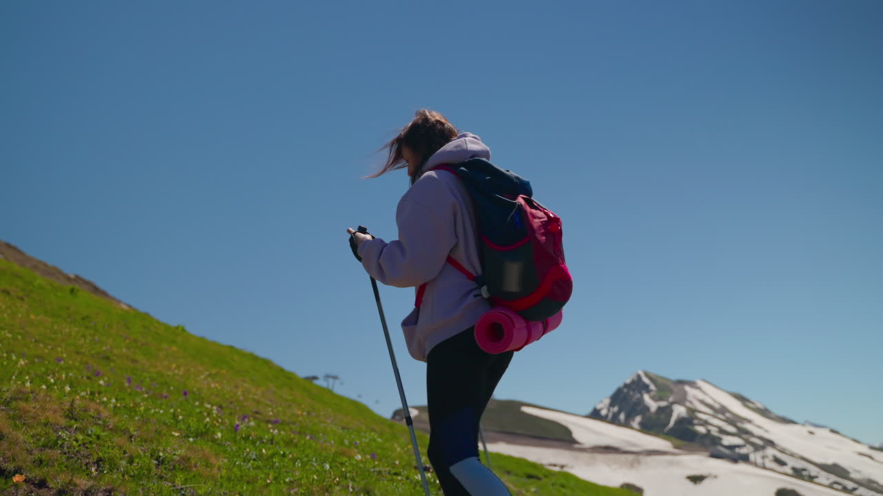 Mujer, excursión, en, montañas