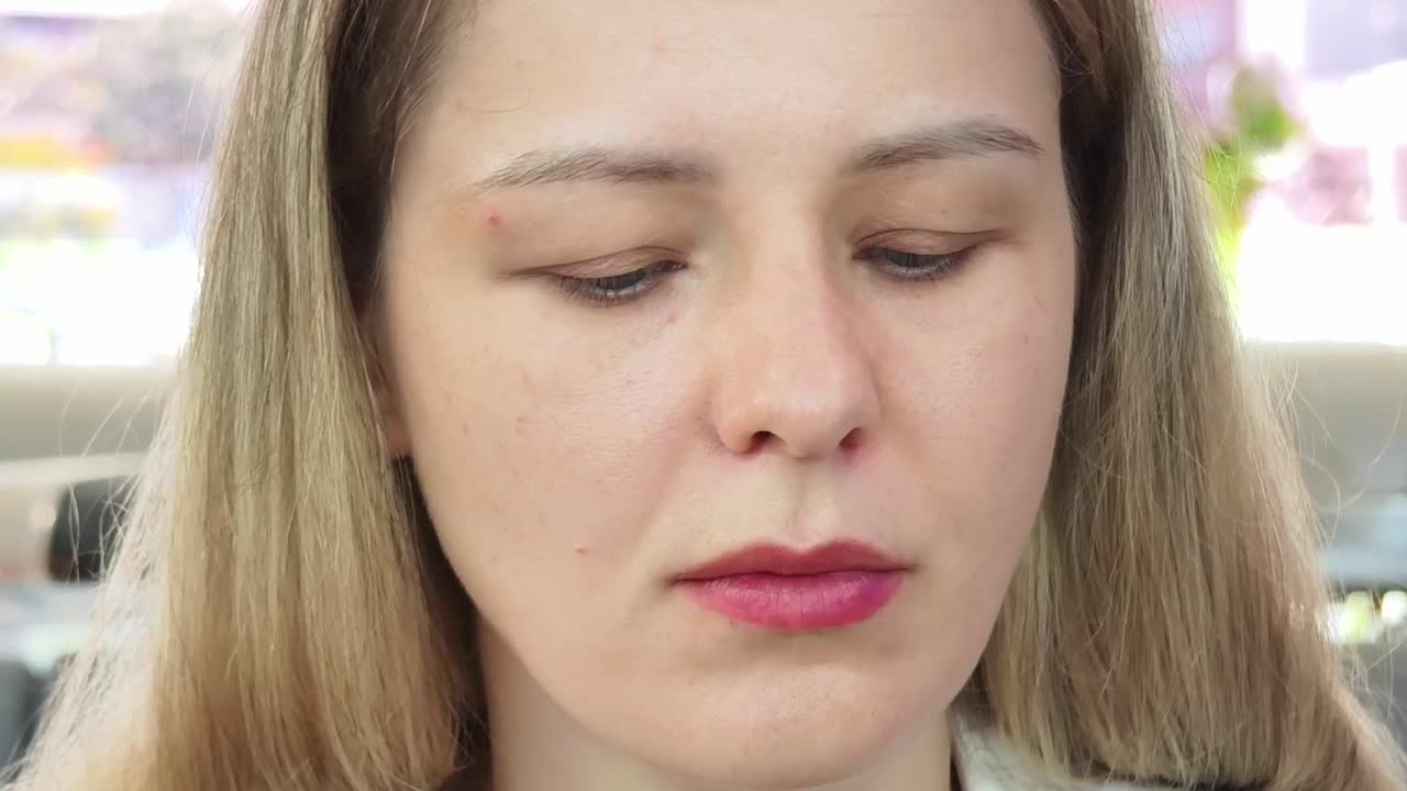 다른 얼굴 표정을 가진 여자