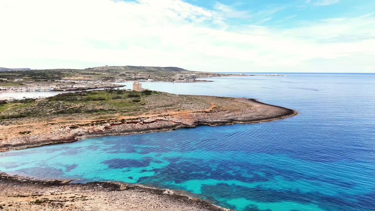 Coral Lagoon Il-Qarraba synkehul i Mellieħa, Malta, afslører en cirkulær karstformation i Øvre Koralkalksten med turkist middelhavsvand og stejle klippevægge nær Armier Bay, langsom glidning.
