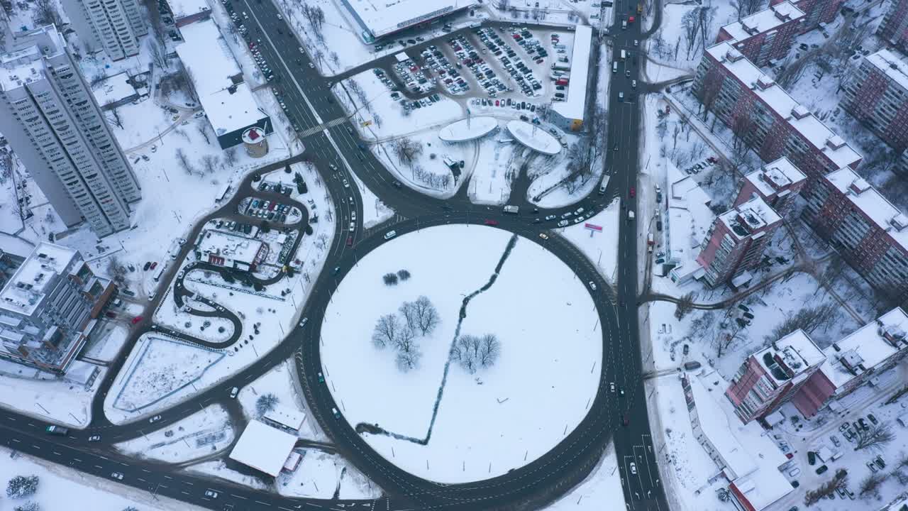 많은 자동차가 있는 큰 교차로의 겨울 풍경